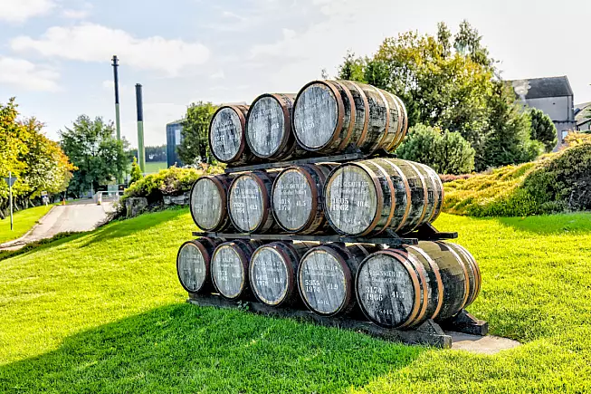 Distilleria Glenlivet. Botti di fronte all'entrata. Shutterstock_2386748275
