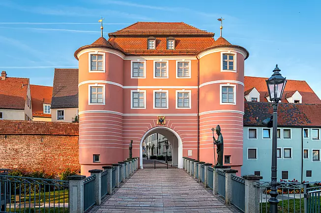 La porta Rieder Tor, imponente ingresso al centro storico di Donauwörth.