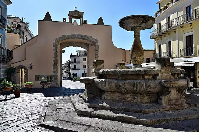 Fontana dei "Pisciarieddi". Vittorio martire, CC BY-SA 4.0, via Wikimedia Commons