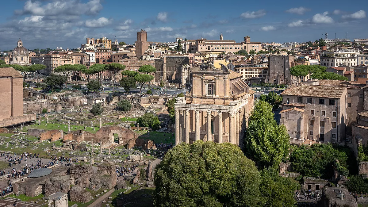 Foro Romano, Roma. Shutterstock_2553386239