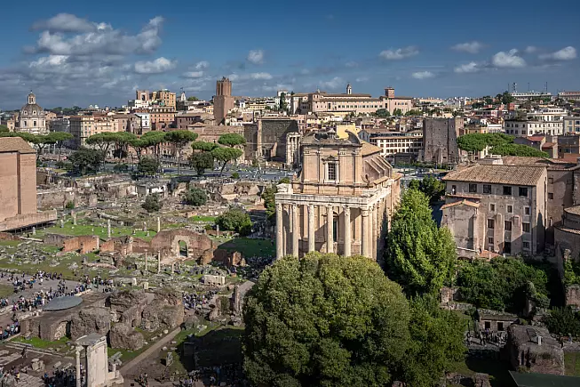 Foro Romano, Roma. Shutterstock_2553386239