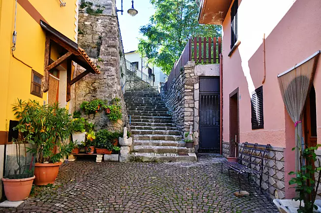 Frosolone, passeggiata tra le case in pietra. 
