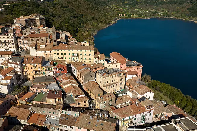 Genzano di Roma e Lago di Nemi. Shutterstock_2431291255