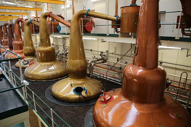 Glen Grant Distillery. Alambicchi di rame. Shutterstock_2253543315