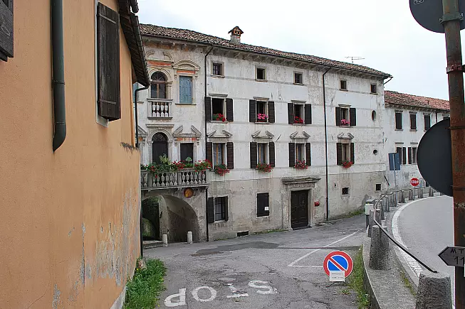 Una passeggiata a Mel, borgo con finestre e balconi fioriti che colorano anche le giornate grigie. 