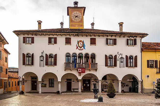 Il municipio nel centro di Mel. 