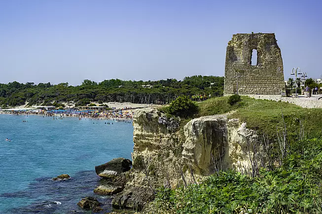 Torre dell'Orso, una delle spiagge più famose del Salento, amata da tanti turisti balneari che la scelgono per andare al mare a Melendugno. 