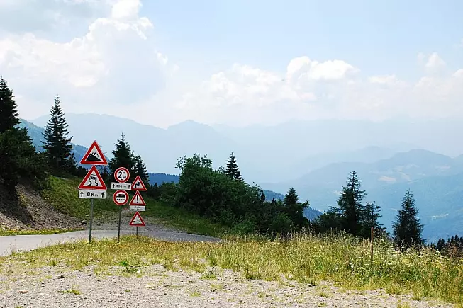 Monte Zoncolan. Cartelli sulla vetta. 56914644