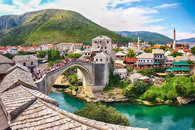 Mostar, vista del Ponte Vecchio di Mostar e del fiume Narenta. 1608015208