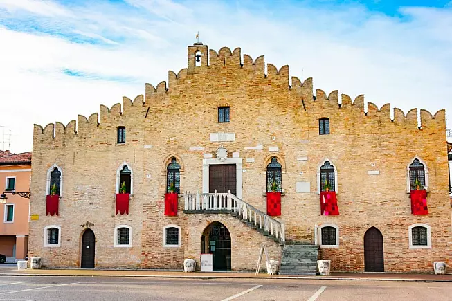 Municipio di Portogruaro, con le sue tipiche merlature ghibelline. 1222151326