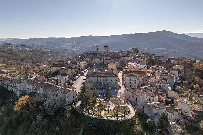 Oratino. Panorama sul Belvedere Ugo Calise con la Fontana della Memoria. Shutterstock_2566866819