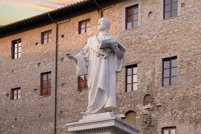 La statua del compositore Giovanni Pierluigi da Palestrina in Piazza Regina Margherita.