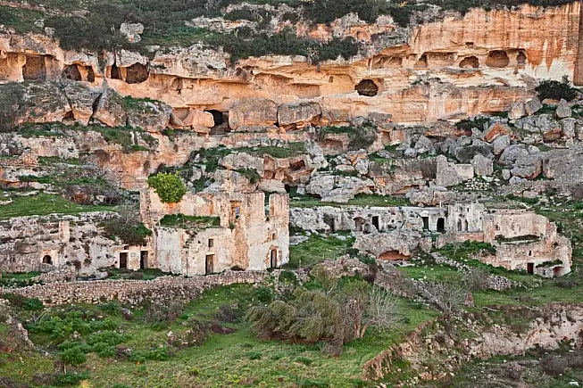 Parco Naturale Regionale Terra delle Gravine, vista delle gravine. Shutterstock_612642851