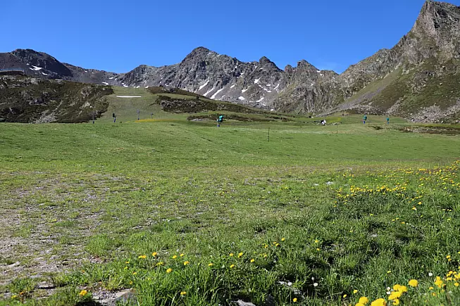 Pirenei, vista da Andorra. Shutterstock_2361229577