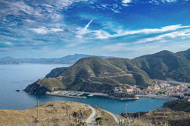 Portbou e Colle dei Balistres. Shutterstock_2592779729