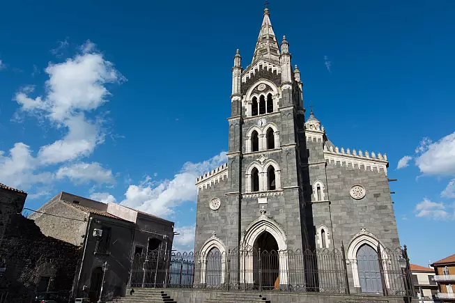 La Chiesa di Santa Maria Assunta a Randazzo, costruita in stile gotico con la pietra lavica, dal caratteristico colore nero. 