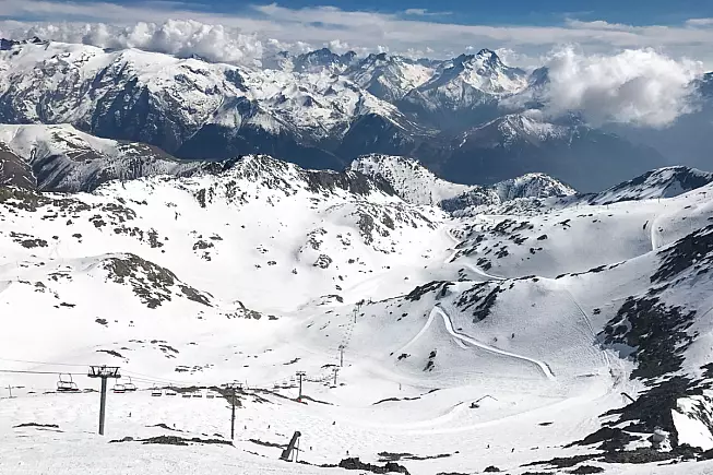 Sarenne. Pista sciistica ad Alpe d'Huez. Shutterstock_1053445604