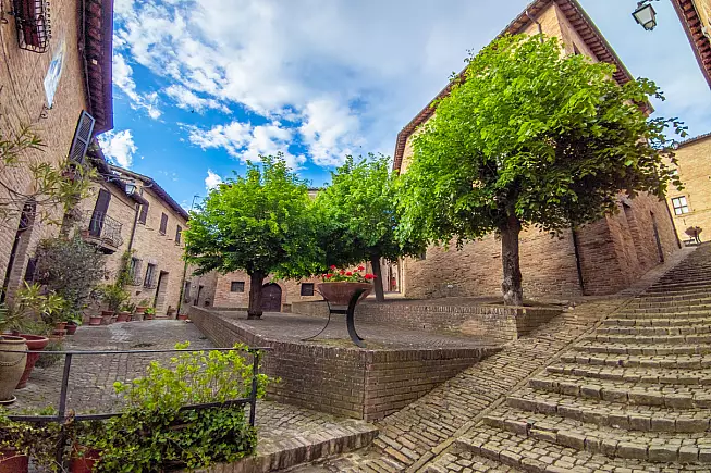 Uno scorcio del borgo di Sarnano, nei Monti Sibillini. 