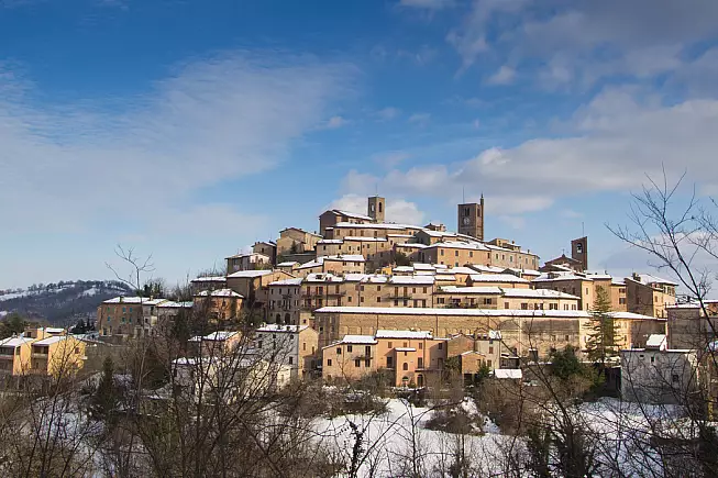 Una suggestiva vista invernale di Sarnano.