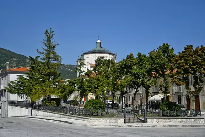 Sessano del Molise. Piazza centrale. Shutterstock_2152401029