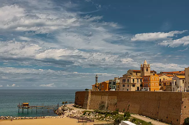 Termoli. In una sola immagine, il borgo storico, le spiagge e i "trabucchi" sul mare. 