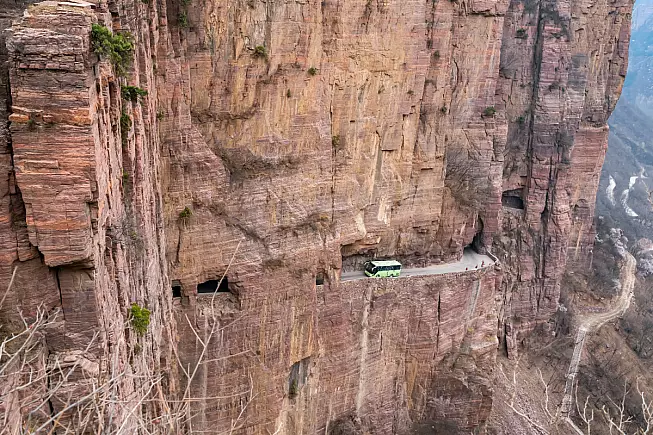 Tunnel di Guoliang, curva pericolosa. Shutterstock_2205377013