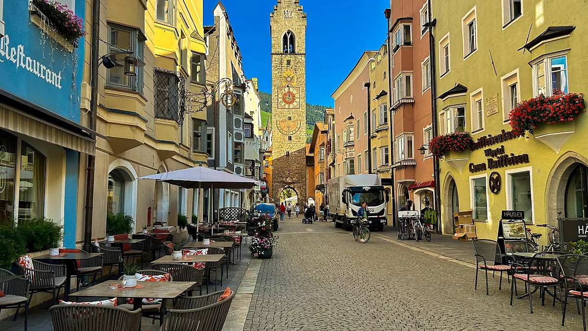 Via Città Vecchia (Altstadt). Vipiteno. Shutterstock_2365342949