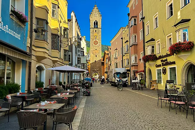 Via Città Vecchia (Altstadt). Vipiteno. Shutterstock_2365342949