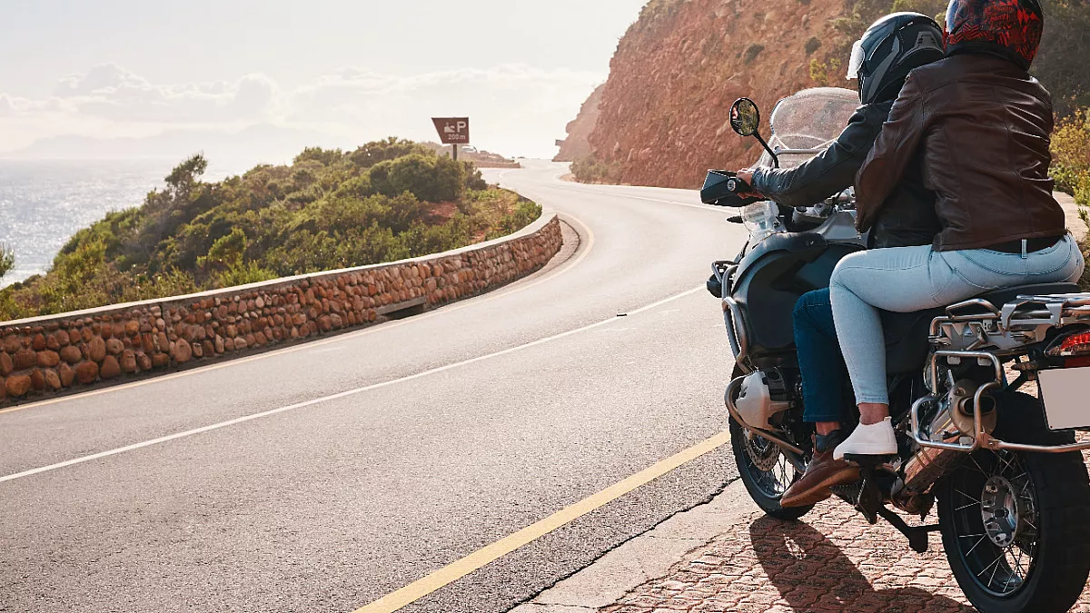 Viaggiare in moto in coppia. Shutterstock_2271616687