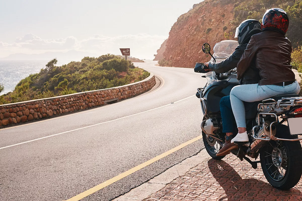 Viaggiare in moto in coppia. Shutterstock_2271616687