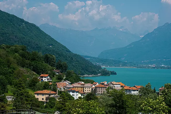 Alpago, affacciato sul Lago di Santa Croce. 
