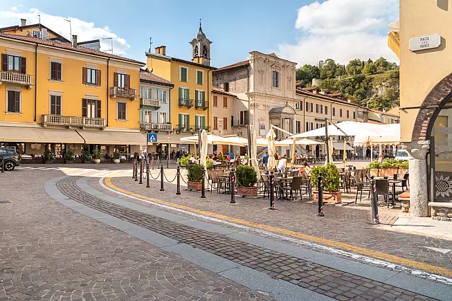 Arona, Piazza del Popolo