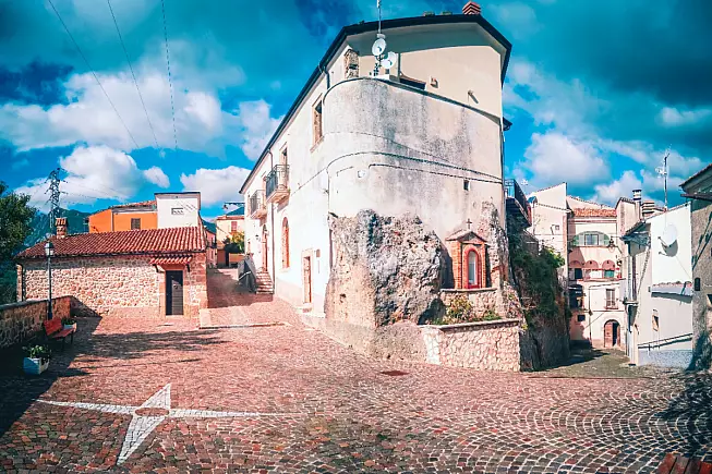 Castel San Vincenzo. Shutterstock_2057848703