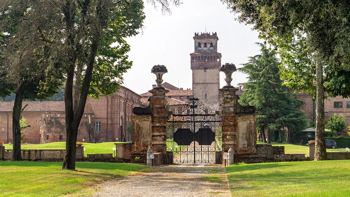 Castello di Chignolo Po, entrata. Shutterstock_1622992330