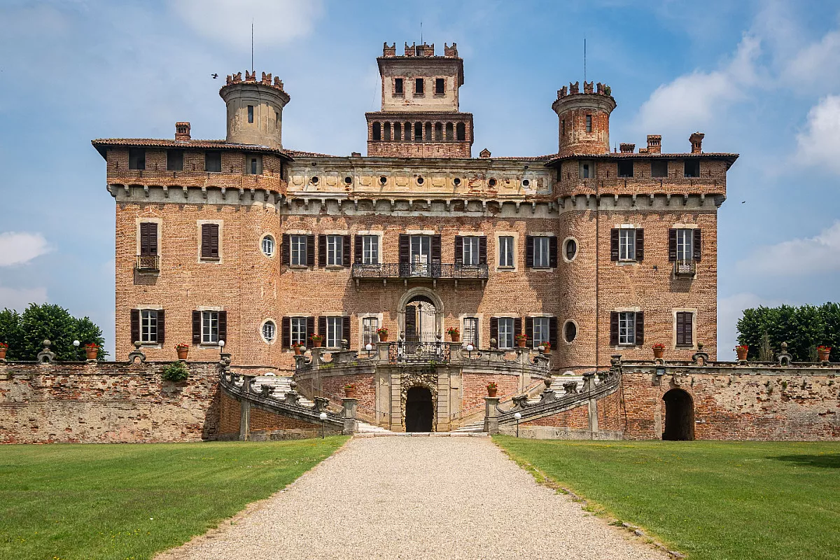 Castello di Chignolo Po, Lombardia. Shutterstock_2344959477