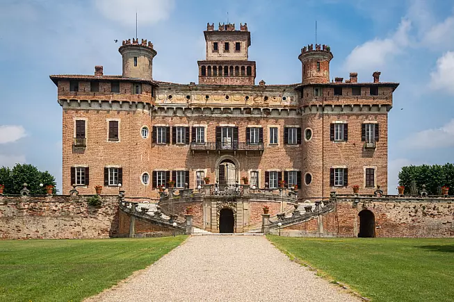 Castello di Chignolo Po, Lombardia. Shutterstock_2344959477
