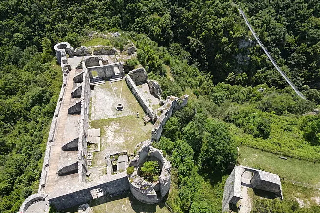 Castello Di Laviano. Shutterstock_2322647695