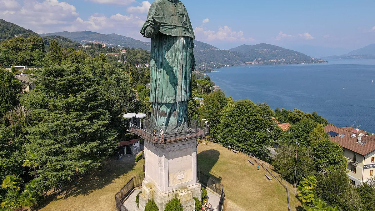 Colosso di San Carlo Borromeo. Arona. Shutterstock_2054290586
