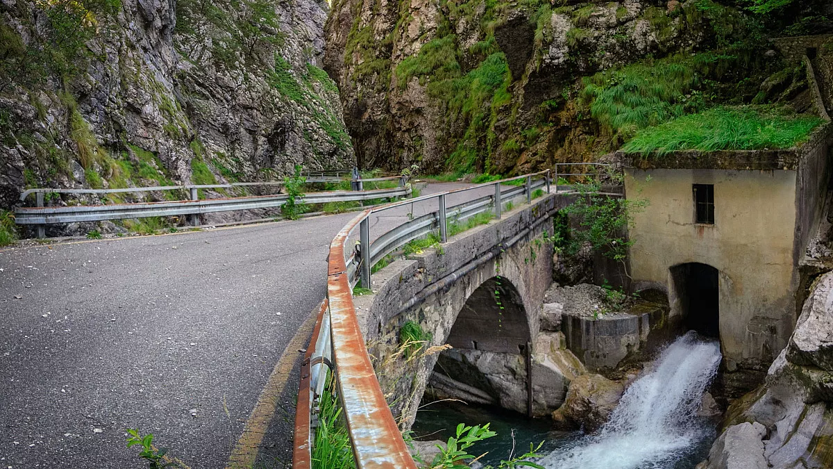 Gole del Sagittario, canyon in Italia. Shutterstock_2140728873