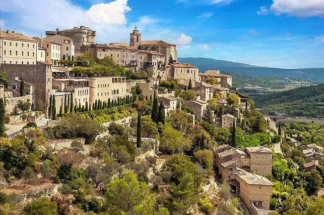 Gordes, terrazza sulla Provenza, uno dei borghi più belli di Francia. 