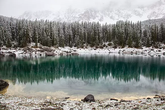 Lago di Carezza, sulle Alpi del Trentino Alto-Adige, vicino al gruppo dello Sciliar-Catinaccio