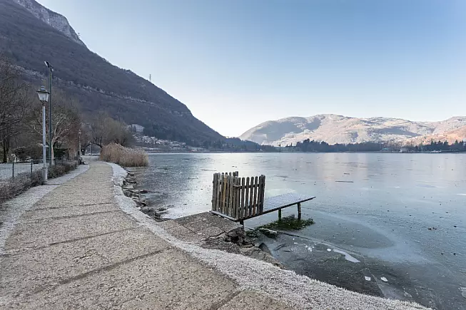 Lago di Èndine, Endine Gaiano. Endine ghiacciato. Shutterstock_1557180386