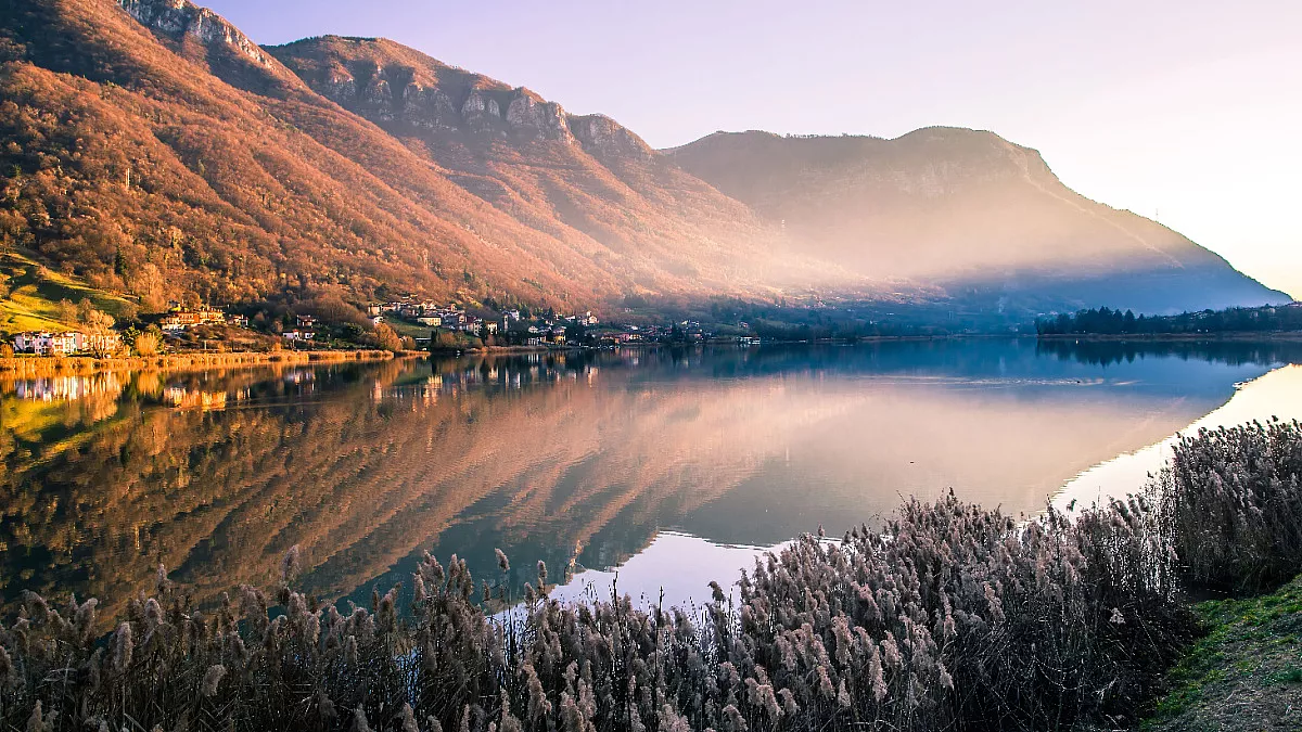Lago di Èndine, Val Cavallina. Shutterstock_1824036962