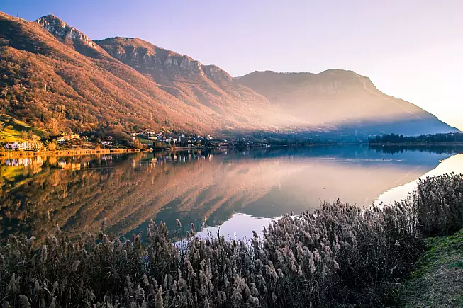 Lago di Èndine, Val Cavallina. Shutterstock_1824036962