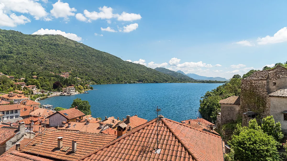 Mergozzo. Vista sul Lago di Mergozzo. Shutterstock_2476054263