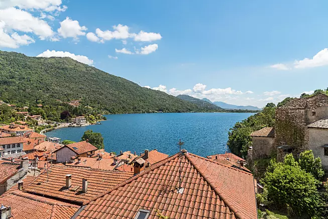Mergozzo. Vista sul Lago di Mergozzo. Shutterstock_2476054263