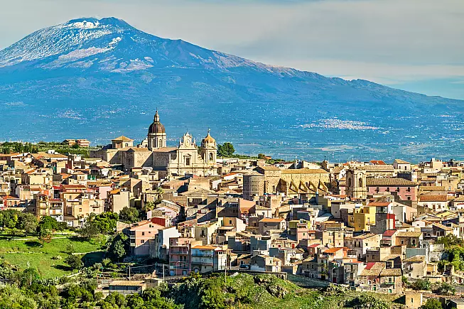Militello in Val di Catania, con l'Etna sullo sfondo. 