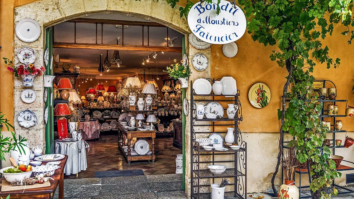 Moustiers-Sainte-Marie, bottega. 1433210382