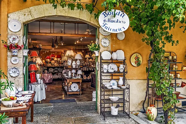 Moustiers-Sainte-Marie, bottega. 1433210382