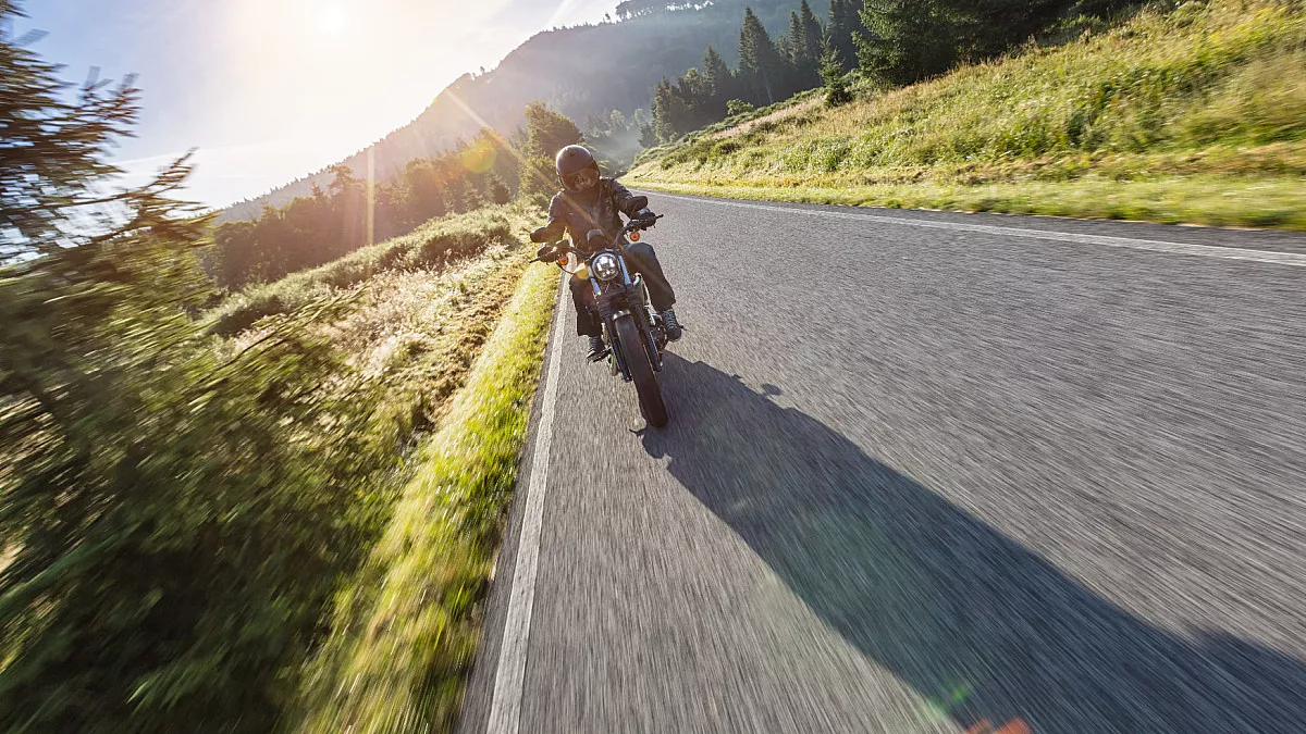 Motociclista su strada. Shutterstock_471120707